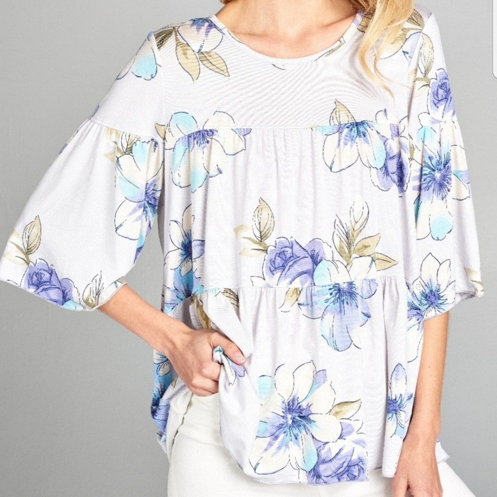 *BRAND NEW* Keyhole Swing Floral Top